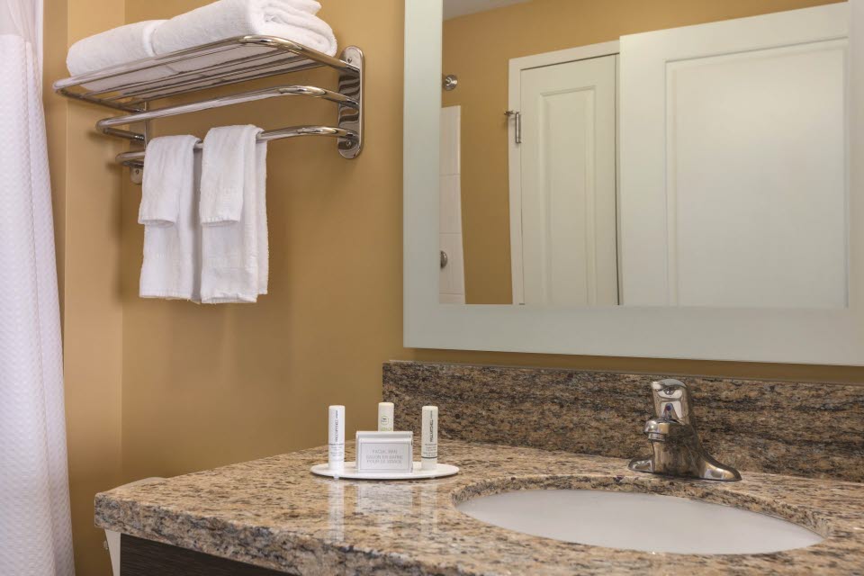 TownePlace Suites Harrisburg West Guestroom Bathroom
